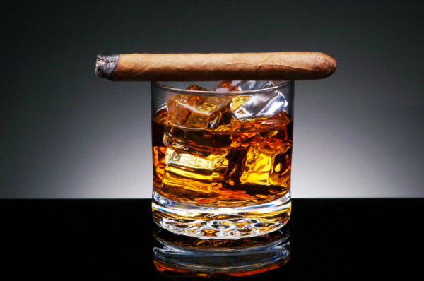 http://southern-cigar.com/wp-content/uploads/2011/11/Cigar-and-drink.jpg